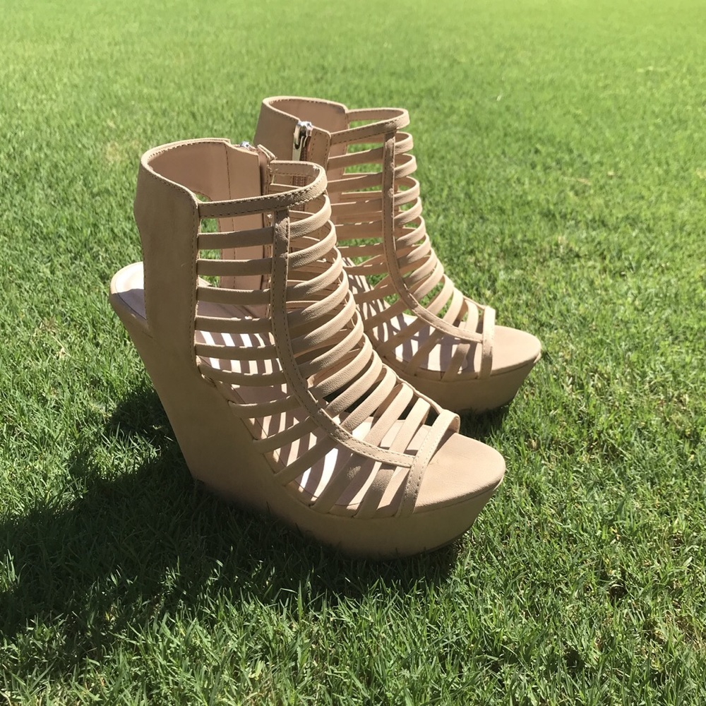 Nude strapped wedges 👡